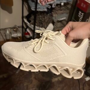 Amazon Cream Sneakers with Zigzag Sole and Breathable Mesh
